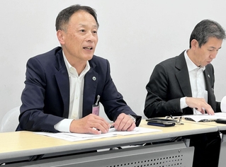 新ブランドの構想などを説明するロック・フィールドの古塚孝志社長（左）＝大阪市中央区北浜１、大阪取引所