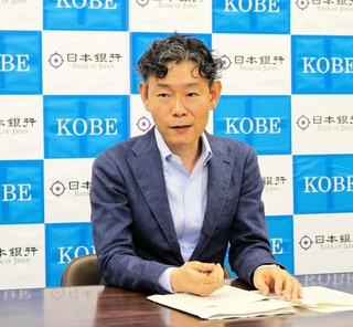 兵庫県内の景気動向について説明する日銀神戸支店の別所昌樹支店長＝神戸市中央区京町