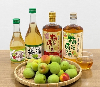 白鶴酒造が展開する梅酒。近年は海外で人気という（同社提供）