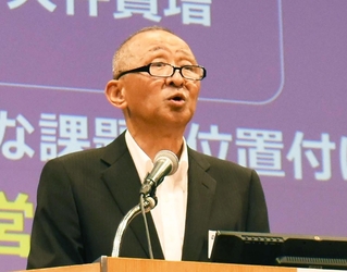 総代会で厳しい経営環境を説明するコープこうべの岩山利久組合長＝神戸市中央区港島中町６、神戸ポートピアホテル