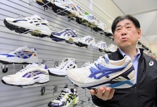 「ゲルカヤノ」シリーズの初代を持つアシックスの榧野俊一さん＝神戸市西区高塚台６、アシックススポーツ工学研究所
