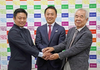 ３者協定を締結した（左から）コープ自然派兵庫、泉平、有機加工食品コンソーシアムの代表者ら（泉平提供）
