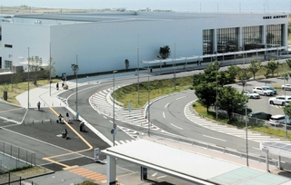 神戸空港の第１、第２ターミナルビル間を結ぶ歩道。現在は屋根がない＝神戸市中央区