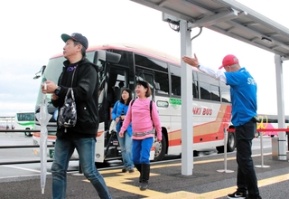 大阪・関西万博会場に到着した神姫バスの直行バス＝４月、大阪市此花区の夢洲