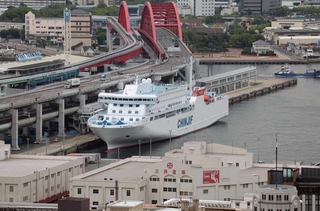 神戸港に着岸した「鑑真号」＝２０２４年６月、神戸市役所から