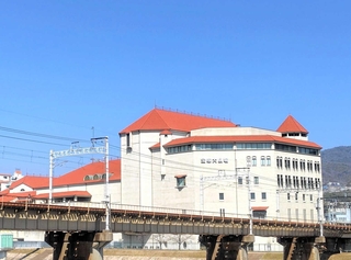 兵庫県が誇る元祖「推し活」の聖地、宝塚大劇場（２０２５年、筆者撮影）