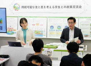 政府の農業施策を解説する農林水産省の西経子大臣官房審議官（左）ら＝神戸市中央区港島１