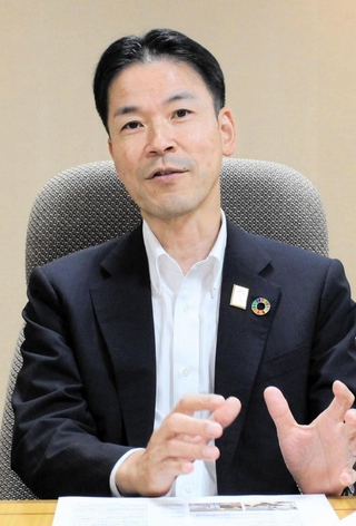 インタビューに応じるみなと銀行の持丸秀樹社長＝神戸市中央区三宮町２、本店