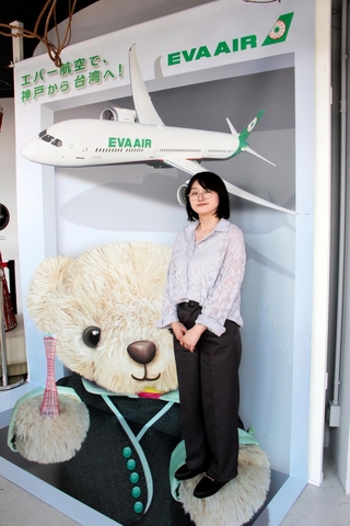 エバー航空の就航記念イベントで登場したトリックアートのフォトスポット＝神戸ポートタワー