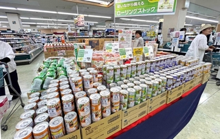 食べながら備える「ローリングストック」に適した食材を集めた売り場＝高砂市松陽１、コープ高砂（コープこうべ提供）