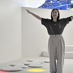 自分の「色」の光を追うアクティビティを体験する石川佳純さん＝大阪市北区、グランフロント大阪