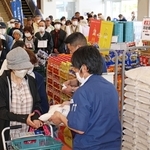 店頭には、備蓄米を求める買い物客らの長い列ができた＝４日午前、神戸市垂水区青山台７、マルアイ・ジェームス山店（撮影・長嶺麻子）
