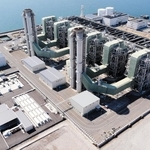 ３０％の水素混焼発電に成功した関西電力姫路第２発電所。左下の施設から火力発電設備に水素を送る＝姫路市飾磨区妻鹿常盤町、同社提供