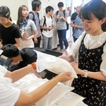 学生向けの販売会でコメを買う学生＝神戸市灘区六甲台町、神戸大六甲台キャンパス