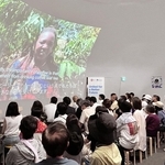 イベントでは、タンザニアでのコーヒー農家のインタビュー映像も流された＝大阪市此花区の夢洲