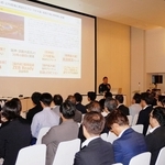 アリーナの滑り出しについて報告するワンブライトコウベの渋谷順社長＝神戸市中央区新港町、ステージフェリシモホール