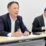 新ブランドの構想などを説明するロック・フィールドの古塚孝志社長（左）＝大阪市中央区北浜１、大阪取引所
