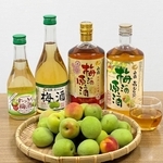 白鶴酒造が展開する梅酒。近年は海外で人気という（同社提供）