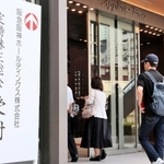 阪急阪神ホールディングスの定時株主総会会場に入る株主ら＝１７日午前、大阪市北区茶屋町