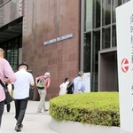 阪急阪神ホールディングスの定時株主総会会場に入る株主ら＝１７日午前、大阪市北区茶屋町