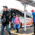 大阪・関西万博会場に到着した神姫バスの直行バス＝４月、大阪市此花区の夢洲