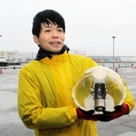 海に浮かべる球体型の発電設備の模型を手に、波力発電について語るイエローダックの中山繁生さん＝大阪市住之江区南港北２