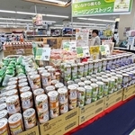 食べながら備える「ローリングストック」に適した食材を集めた売り場＝高砂市松陽１、コープ高砂（コープこうべ提供）