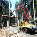 重機を使った兵庫県立森林大学校の実習風景（同校提供）