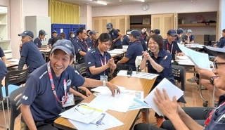 宅配事業を担当する職員ら。待遇改善やコミュニケーションの充実で定着を図る（コープこうべ提供）