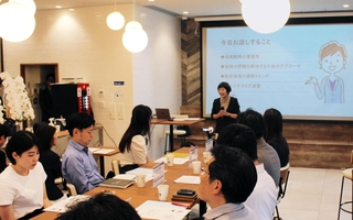 みなと銀行の取引先企業などに公開された「Ｍカフェ」。新卒採用のトレンドなどが紹介された＝西宮市里中町３