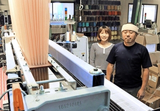 オリジナル生地の生産、直販に力を入れる遠孫織布の遠藤由貴社長（右）と長女のみなみさん。手前はジャカード織りに使う織機＝西脇市高田井町