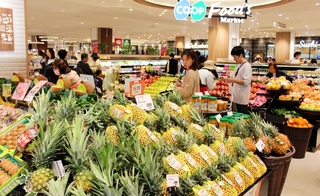 コープこうべの旗艦店「シーア」の１階食品売り場＝４月、神戸市東灘区住吉本町１