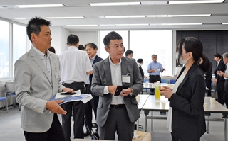 情報交換する大学キャリアセンターの担当者と企業の人事担当者ら＝神戸市中央区東川崎町１