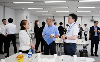 情報交換する大学キャリアセンターの担当者と企業の人事担当者ら＝神戸市中央区東川崎町１