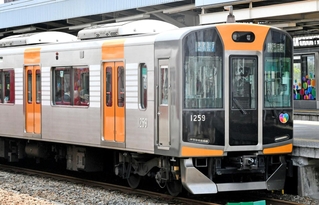 オレンジ色を基調とした現在の１０００系車両（阪神電気鉄道提供）
