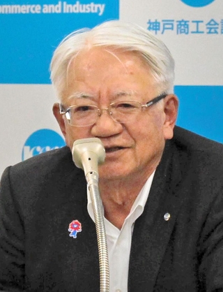 米国の関税政策や参院選の論点などについて話す神戸商工会議所の川崎博也会頭＝神戸市中央区港島中町６