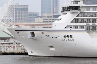 神戸港の中突堤に停泊する飛鳥Ⅲ＝８日午後、神戸市中央区（撮影・斎藤雅志）