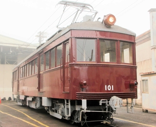 正面と側面の片方が復元された「デ１０１」＝神戸市北区鈴蘭台南町９、神戸電鉄鈴蘭台車庫