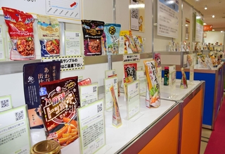 エスニック系など各国の味を楽しめる鍋つゆが並ぶ＝神戸市中央区港島中町６
