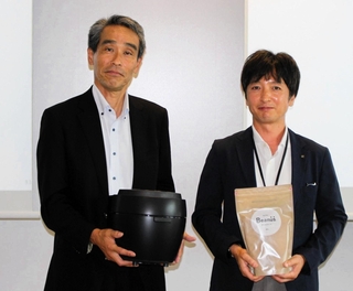 三菱電機子会社「三菱電機ホーム機器」の赤石都良事業企画部長（左）とフジッコの芳賀崇浩新事業開発部長＝東京都文京区