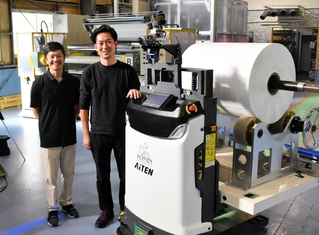 中国メーカーと共同で自動搬送ロボットの開発に取り組んだ甲南設計工業の藤岡慎司さん（左）と千葉正さん＝三木市吉川町金会