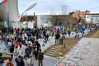 大阪・関西万博のパビリオンを見て回る来場者ら＝４月１３日、大阪市此花区