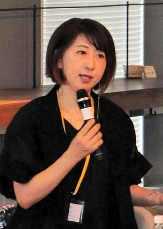 自社のＰＲなどの取り組みを話すクロシェ広報の村岡乃里江さん＝神戸市中央区加納町４、アンカー神戸