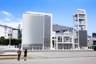 神戸工場に設置する二酸化炭素（Ｃ）回収設備のイメージ図。左が大気中のＣを回収する「ＤＡＣ」で、右の塔が排ガスから回収する「ＰＣＣ」（川崎重工業提供）