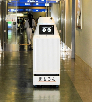 病院内を走行する屋内配送ロボット「フォーロ」＝横浜市中区