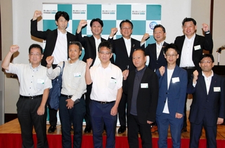 初会合で決意表明する「ＳＡＦＥ　ＴＯＷＮ　ＤＲＩＶＥ　ひょうご」の参画企業・団体代表者ら＝神戸市中央区港島中町６、神戸商工会議所