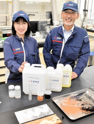 三菱電機でコーティング技術を長年担当してきた先端技術総合研究所マテリアル技術部の研究員の吉田育弘さん（右）と南出あゆみさん＝尼崎市塚口本町８