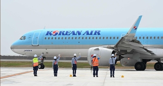 出発する大韓航空機＝神戸市中央区、神戸空港