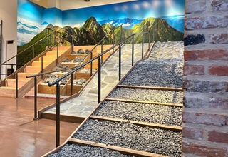 多様な山道を再現し、登山靴を試せる「テストトレイル」＝長野県諏訪市、好日山荘諏訪ステーションパーク店（同社提供）