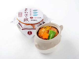 大阪・関西万博会場で限定販売中の「とらふぐ飯」（淡路屋提供）